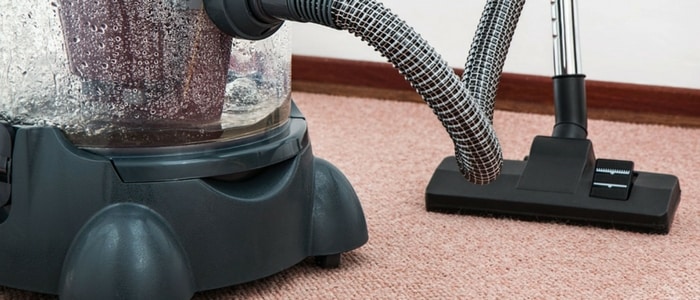 aspirateur fonctionnant sur un tapis passé au bicarbonate de soude pour se débarrasser des puces